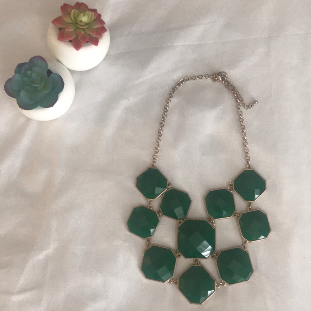 Green statement necklace 💚